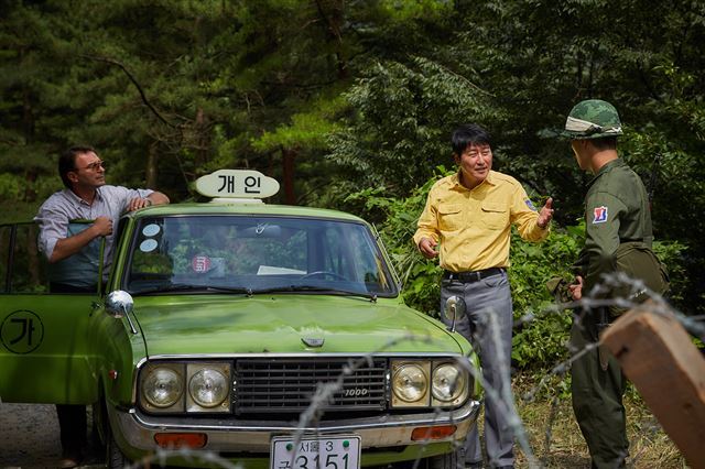 영화 ‘택시운전사’는 독일 기자와 택시 운전사의 시선을 따라가며 광주의 아픔을 보듬는다. 쇼박스 제공