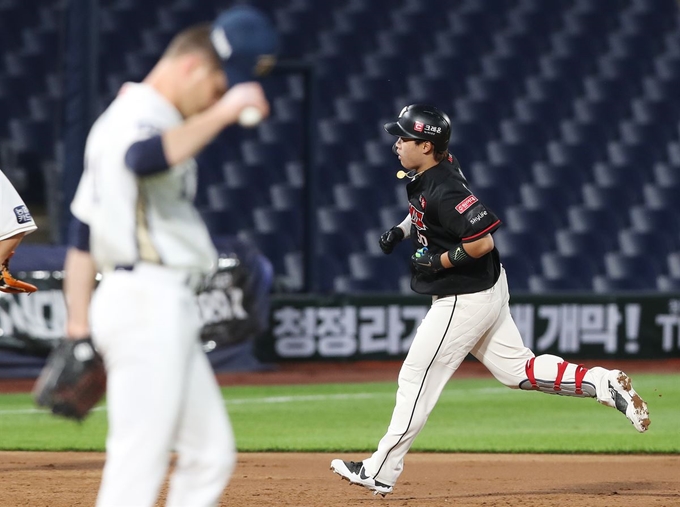 KT 강백호(오른쪽)가 12일 경남 창원NC파크에서 열린 프로야구 KT-NC 경기에서 3회초 우월 솔로 홈런을 치고 그라운드를 달리고 있다. 창원=연합뉴스