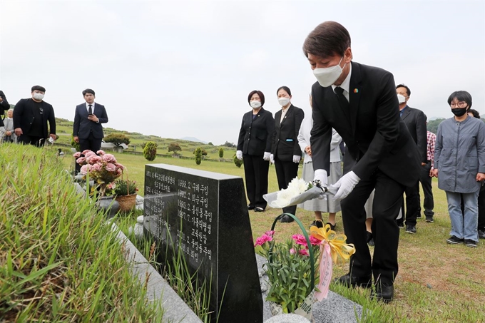 안철수 국민의당 대표가 17일 오전 전남 담양군 월산면 천주교공원묘원에서 조비오 신부에게 헌화하고 있다. 담양=뉴스1