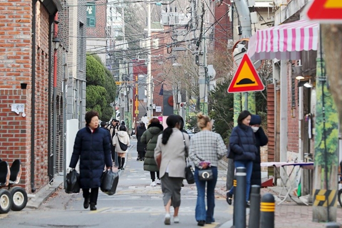 서울 성동구 성수동은 요즘 ‘뜨는 동네’다. 2010년대 초반부터 젊은 예술가들이 몰려와 공장ㆍ주택 위주의 회색빛 골목길에 색을 입혔고 힙한 카페와 레스토랑, 갤러리들이 따라 들어왔다. 성동구 제공