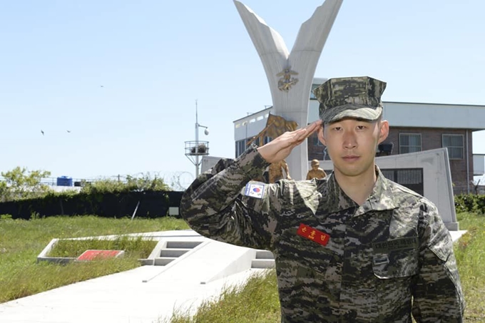 축구선수 손흥민(28·토트넘)이 8일 오전 제주 서귀포시 대정읍 해병대 9여단 훈련소에서 3주간의 기초군사훈련을 수료했다고 해병대가 밝혔다. 사진은 손흥민이 보충역 기초군사훈련 중 해병대 상징탑 앞에서 거수경례하는 모습. 해병대 페이스북 캡처