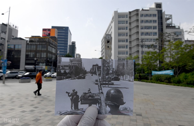 민주화운동 당시 분수대 앞에서 무장한 장갑차량이 금남로 방향으로 진압작전을 펼치는 모습의 사진을 찾아 2020년 5월 12일 같은 위치에서 바라본 금남로 모습. 서재훈 기자