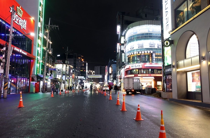 지난 15일 평소 금요일 밤이면 인파로 붐비는 홍대 앞 거리가 한산한 모습을 보이고 있다. 연합뉴스