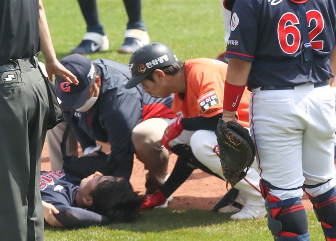 17일 대전 한화-롯데전에서 3회말 롯데 투수 이승헌이 정진호의 타구에 머리를 맞고 쓰러지자 정진호가 다가가 살피고 있다. 대전=연합뉴스