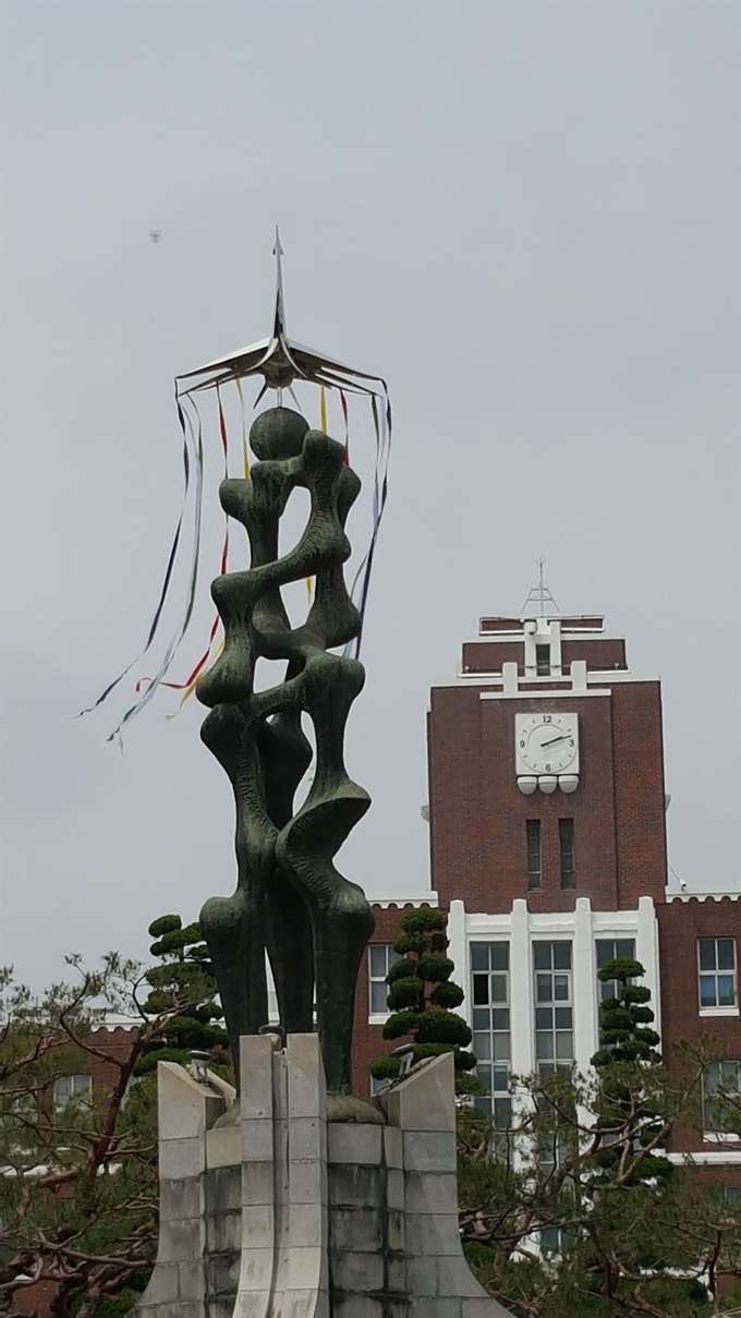 전남대 상징물인 용봉탑 맨 꼭대기의 봉황이 지난 16일 새로 교체됐다. 전남대 제공/2020-05-17(한국일보)