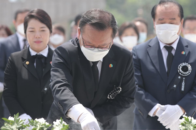 5·18민주화운동 40주년을 하루 앞둔 17일 오전 광주 북구 국립 5·18민주묘지에서 더불어민주당 김부겸 의원이 분향하고 있다. 연합뉴스