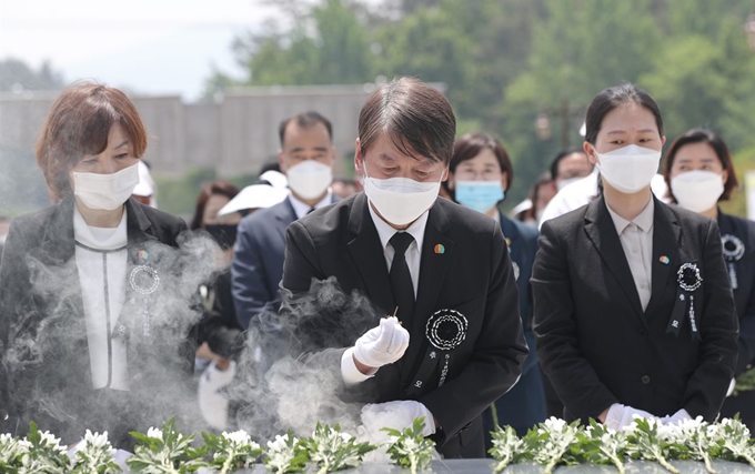 5·18민주화운동 40주년을 하루 앞둔 17일 오전 광주 북구 국립 5·18민주묘지에서 열린 추모식에서 국민의당 안철수 대표가 분향하고 있다. 연합뉴스