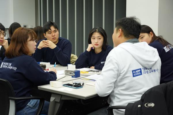 지난해 2월 H-점프스쿨 전국 통합 오리엔테이션에서 6기 장학샘들이 소그룹 멘토링 진행 중 현대차그룹 소속 사회인 멘토의 이야기를 경청하고 있다. 점프 제공