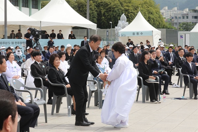 문재인 대통령이 18일 오전 광주광역시 동구 옛 전남도청 앞에서 열린 제40주년 5·18 민주화운동 기념식에 참석해 편지 낭독을 마친 유족을 위로하고 있다. 광주=연합뉴스