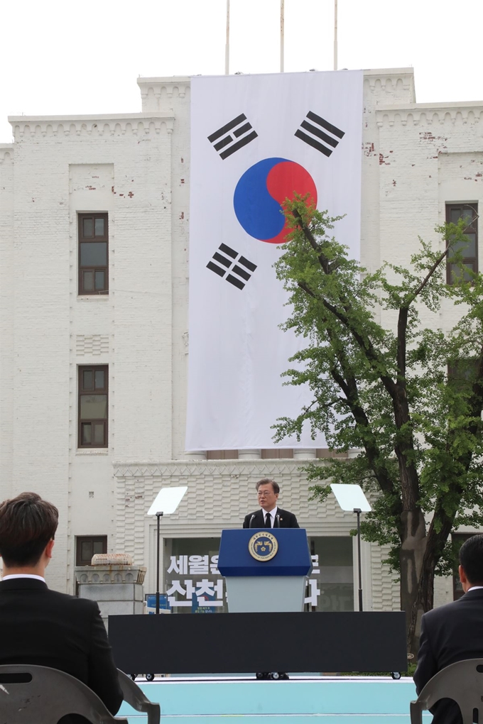 문재인 대통령이 18일 오전 광주광역시 동구 옛 전남도청 앞에서 열린 제40주년 5·18 민주화운동 기념식에 참석해 기념사를 하고 있다. 광주=연합뉴스