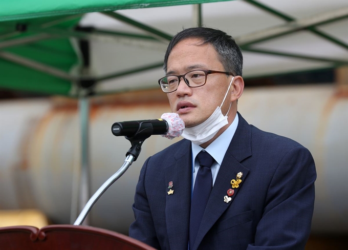 18일 오전 전남 목포시 목포신항에서 열린 더불어민주당 초선 당선인들의 세월호 추모행사에 앞서 박주민 의원이 발언하고 있다. 연합뉴스