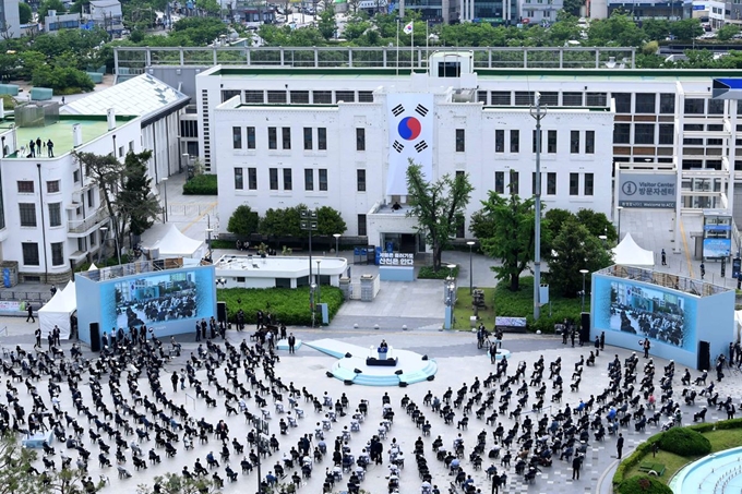 18일 오전 광주 동구 옛 전남도청 앞 5ㆍ18민주광장에서 열린 제40주년 5ㆍ18민주화운동 기념식에서 문재인 대통령이 기념사를 하고 있다./ 광주=왕태석 선임기자 /2020-05-18(한국일보)