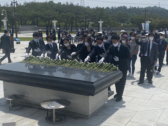 미래통합당 청년 비상대책위원회 위원들이 16일 광주 북구 국립 5.18 민주묘지에서 참배하고 있다. 천하람 위원 제공