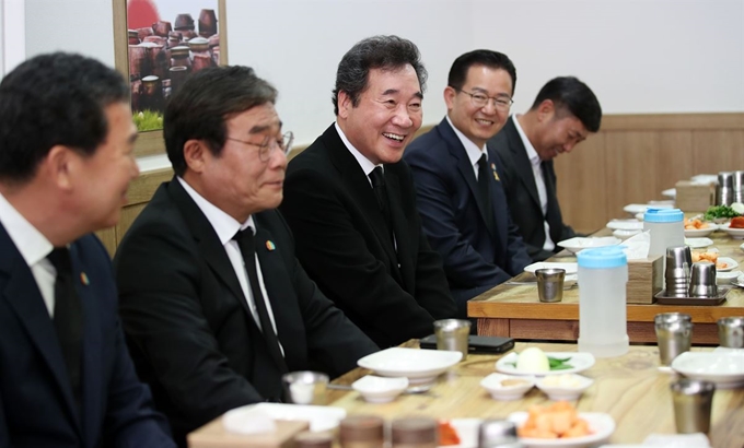 더불어민주당 이낙연 코로나19국난극복위원장이 18일 광주 상무지구의 한 음식점에서 21대 총선 호남 지역 당선인들과 오찬을 하고 있다. 연합뉴스