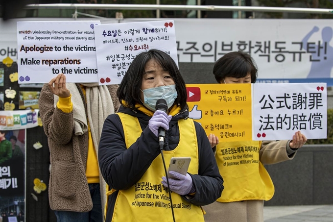 일본군 위안부 피해 문제해결을 위한 수요시위가 열린 지난달 26일 서울 종로구 옛 일본대사관 앞에서 윤미향 더불어시민당 당선인이 발언을 하고 있다. 심현철 기자