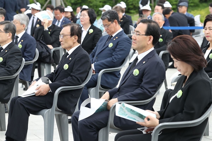 이해찬(앞줄 왼쪽부터) 더불어민주당 대표와 주호영 미래통합당 원내대표, 정의당 심상정 대표가 18일 오전 광주 동구 옛 전남도청 앞에서 열린 제40주년 5·18 민주화운동 기념식에 참석해 있다. 광주=연합뉴스