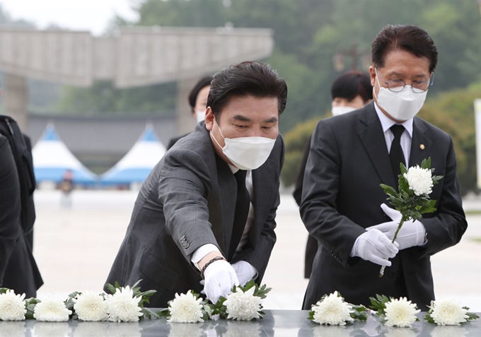 5·18민주화운동 40주년을 맞은 18일 원유철(왼쪽) 대표와 미래한국당 지도부가 광주 북구 운정동 국립5·18민주묘지를 참배하고 있다. 연합뉴스