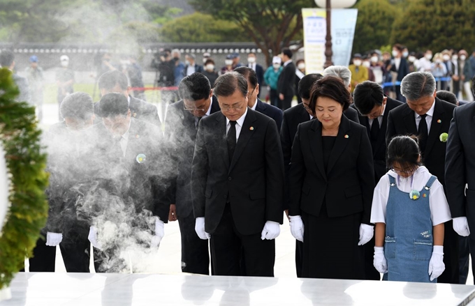 5ㆍ18민주화운동 40주년 기념일인 18일 오후 문재인 대통령과 김정숙 여사가 광주광역시 북구 5.18민주묘지 추모탑에서 묵념하고 있다. 광주=왕태석 선임기자