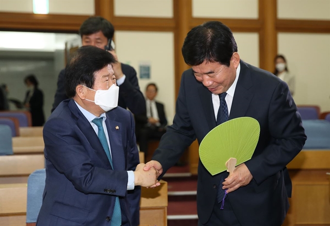 12일 오후 서울 여의도 국회 의원회관에서 열린 제21대 국회의원 당선자 대상 기후 재난 비상 대응 국회 토론회에서 제21대 국회의장 후보인 더불어민주당 박병석(왼쪽) 의원과 김진표 의원이 악수하고 있다. 연합뉴스