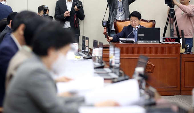 7일 오전 국회에서 열린 과학기술정보방송통신위원회 전체회의에서 노웅래 위원장이 의사봉을 두드리고 있다. 연합뉴스