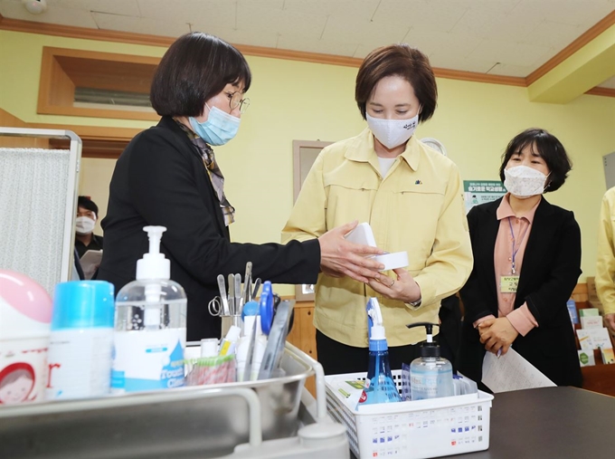 유은혜(가운데) 부총리 겸 교육부장관이 18일 전남 담양고를 방문해 학교 방역 상황을 점검하고 있다. 교육부 제공