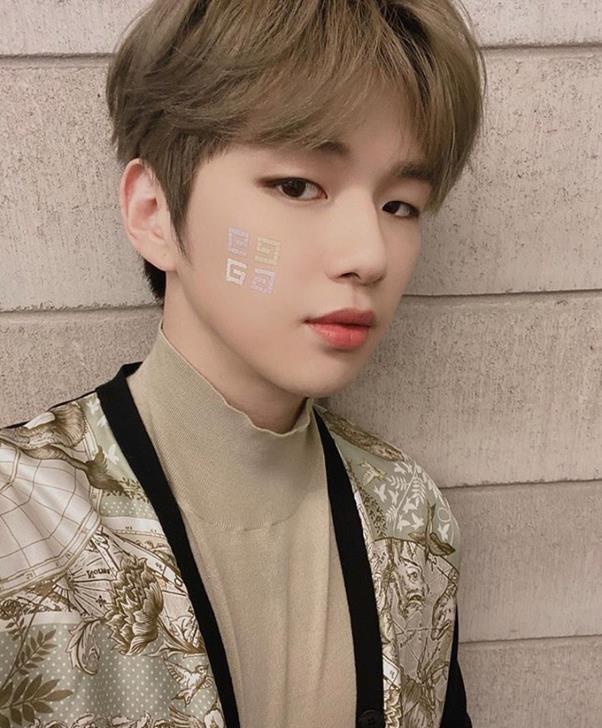 강다니엘이 그윽한 눈빛을 발산했다. 강다니엘 SNS 제공