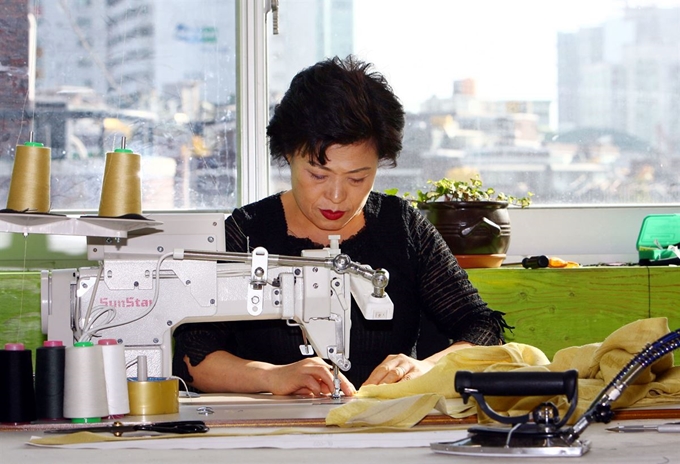 서울 창신동에 사는 시민이 재봉틀로 옷을 만들고 있다. 한국일보 자료사진