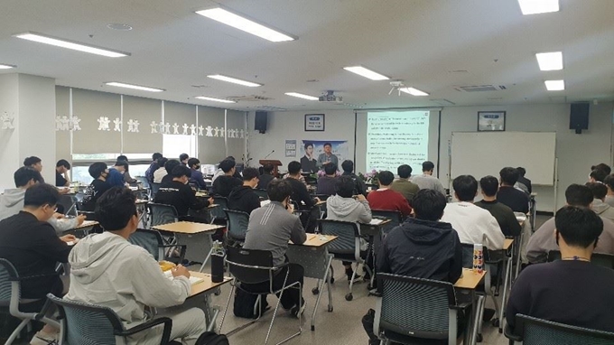 전남 여수시 테크니션스쿨 강의실에서 교육생들이 수업에 열중하고 있다. 하태민 기자