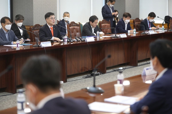 19일 중구 은행회관에서 열린 경제중대본 금융리스크 대응반 회의에서 손병두 금융위원회 부위원장이 발언을 하고 있다. 연합뉴스