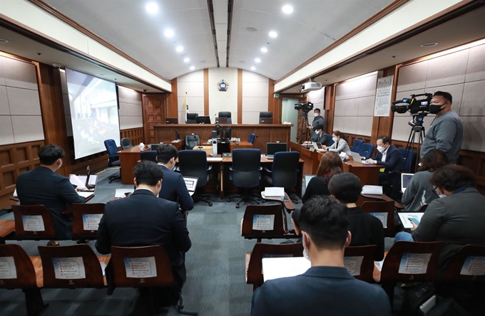 19일 서울고법에서 세계 최대의 아동 성 착취물 사이트 '웰컴투비디오' 운영자 손정우씨의 범죄인 인도심사 심문이 열렸다. 중계 법정 안에서 취재진이 재판 시작을 기다리고 있다. 연합뉴스