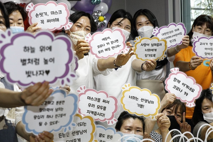 스승의날을 하루 앞둔 지난 14일 오후 서울 성동구의 한 국공립어린이집에서 보육 교직원들이 신종 코로나바이러스 감염증(코로나19)으로 오랫동안 만나지 못하고 있는 학생과 학부모, 그리고 교직원들 스스로를 응원하는 의미의 영상을 제작하고 있다. 뉴시스