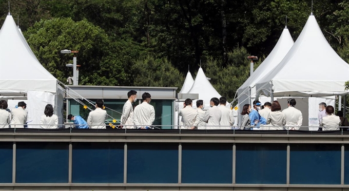 박원순 서울시장이 삼성서울병원 간호사 4명이 신종 코로나바이러스 감염증(코로나19)에 감염됐다고 밝힌 19일 강남구 삼성서울병원 야외주차장 옥상에 차려진 코로나19 검사소에서 의료진을 비롯한 병원 관계자 등이 검사를 위해 대기하고 있다. 연합뉴스