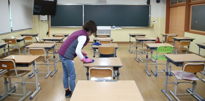 전남 무안 남악고의 한 교실에서 학교 관계자가 3학년 학생들의 등교 준비를 하고 있다. 전남교육청 제공