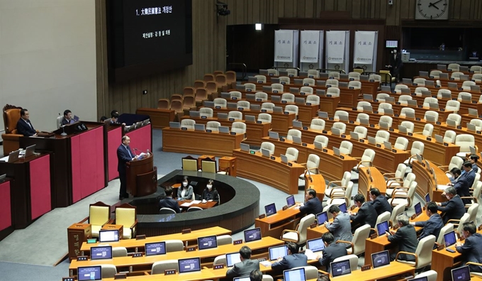 더불어민주당 강창일 의원이 8일 오후 본회의에서 대한민국 헌법 개정안 제안설명을 하고 있다. 연합뉴스