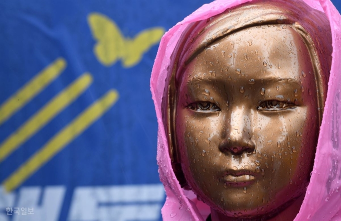 [저작권 한국일보]19일 서울 종로구 옛 일본대사관 앞에 설치된 평화의 소녀상에 빗물이 맺혀있다 (기사의 소녀상과는 별개임). 서재훈 기자