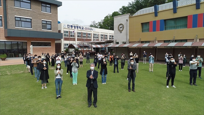 안동영명학교 교직원들이 '덕분에 챌린지에 동참하고 있다. 영명학교 제공.