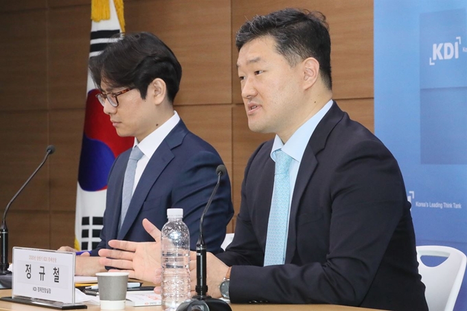 정규철 한국개발연구원(KDI) 경제전망실장이 지난 19일 정부세종청사에서 현 경제상황 등을 설명하고 있다. 세종=뉴시스