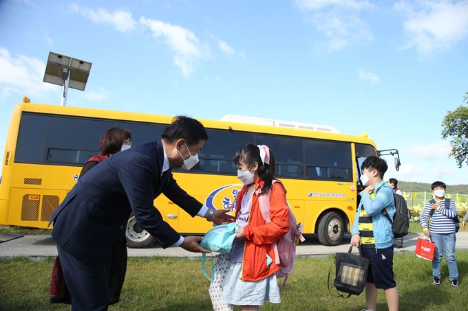 장석웅 전남교육감이 작은 학교 학생들 등교를 맞이하고 있다. 전남교육청 제공