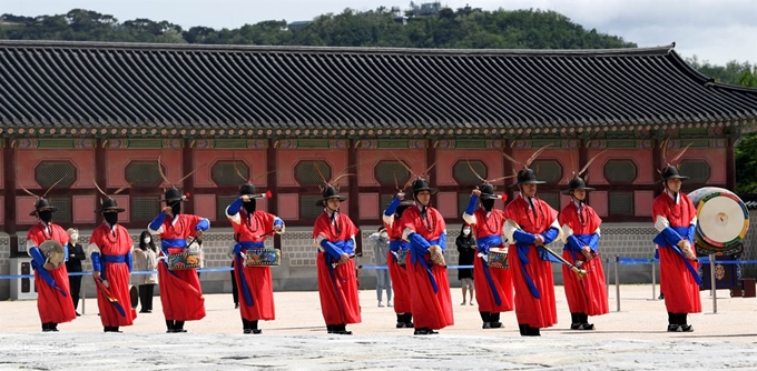 20일 오전 서울 경복궁에서 수문장 교대 의식이 거행되고 있다. 서재훈 기자