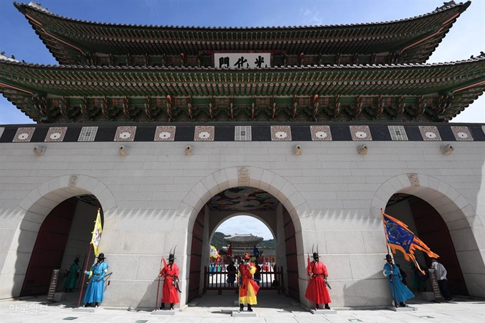 20일 오전 서울 경복궁에서 수문장 교대 의식이 거행되고 있다. 서재훈 기자