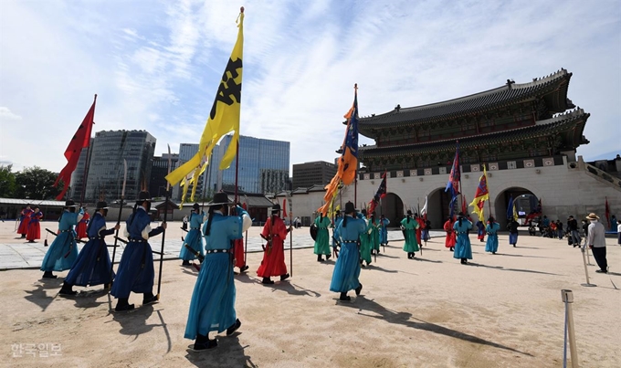 20일 오전 서울 경복궁에서 수문장 교대 의식이 거행되고 있다. 서재훈 기자