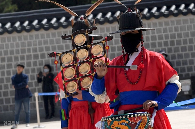 20일 오전 서울 경복궁에서 수문장 교대 의식이 거행되고 있다. 서재훈 기자