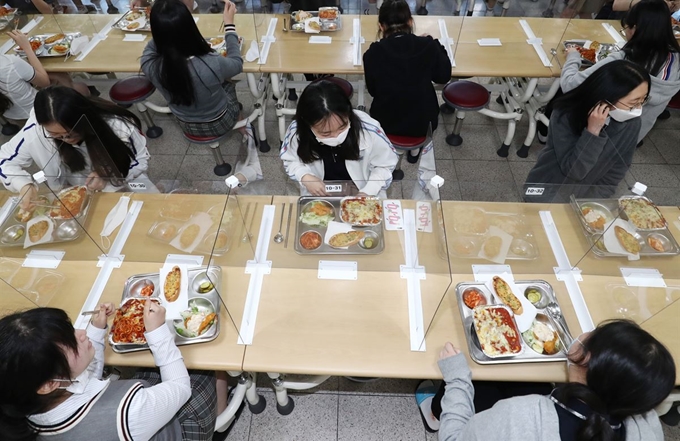 고등학교 3학년 학생들의 등교가 시작된 20일 오전 대전 유성구 도안고등학교에서 학생들이 칸막이 설치된 급식실에서 점심을 먹고 있다. 뉴스1