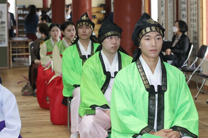 20일 오전 광주 남구 광주향교에서 전통 성년식인 성년례(관례·계례)가 열리고 있다. 연합뉴스