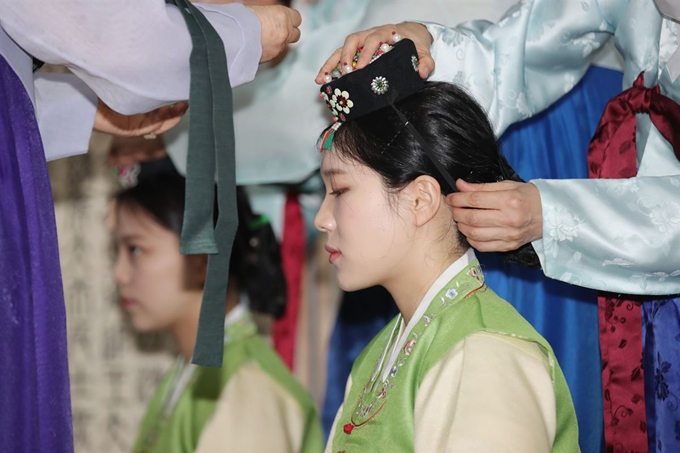 20일 오전 광주 남구 광주향교에서 전통 성년식인 성년례(관례·계례)가 열리고 있다. 연합뉴스