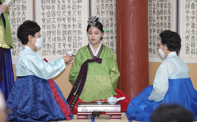 20일 오전 광주 남구 광주향교에서 전통 성년식인 성년례(관례·계례)가 열리고 있다. 연합뉴스