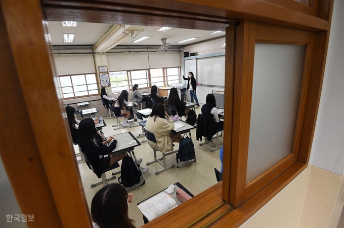 [저작권 한국일보] 80일만의 개학코로나 19 여파로 미뤄졌던 고등학교 3학년 등교일인 20일 서울의 한 고등학교에서 담임 교사가 3학년 학생들에게 코로나 19 예방 수칙을 설명하고 있다. 고영권 기자