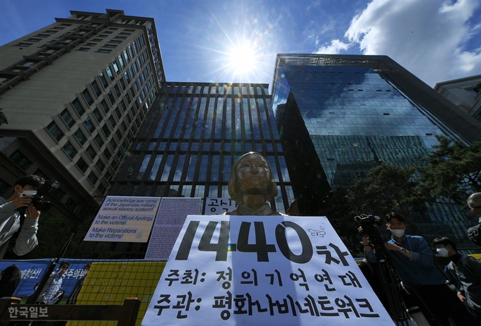 [저작권 한국일보]정의기억연대를 둘러싼 기부금 횡령 의혹, '위안부' 피해자 안성 쉼터 매입·매각 관련 의혹이 계속 이어지고 있는 20일 오후 서울 종로구 옛 일본대사관 앞에서 제1440차 일본군 '위안부' 문제해결을 위한 수요집회가 열리고 있는 가운데 한낮 햇빛이 소녀상을 비추고 있다. 왕태석 선임기자