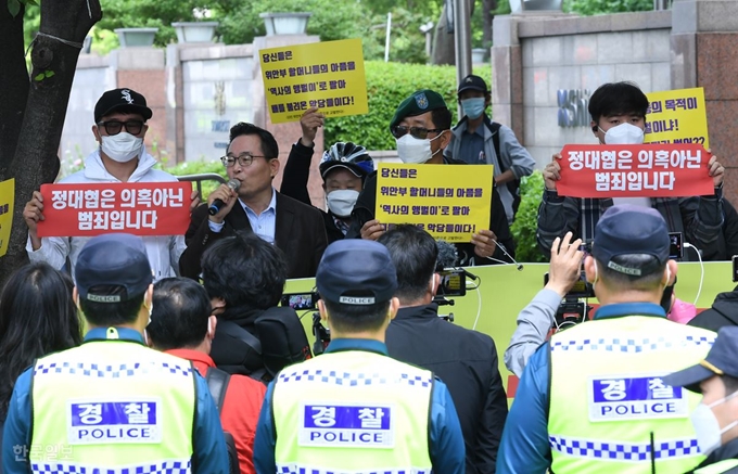 [저작권 한국일보] 정의기억연대를 둘러싼 기부금 횡령 의혹, '위안부' 피해자 안성 쉼터 매입·매각 관련 의혹이 계속 이어지고 있는 20일 오후 서울 종로구 옛 일본대사관 앞에서 제1440차 일본군 '위안부' 문제해결을 위한 수요집회가 열리는 가운데 주변에서는 정의연 규탄 기자회견이 동시에 진행되고 있다. 왕태석 선임기자