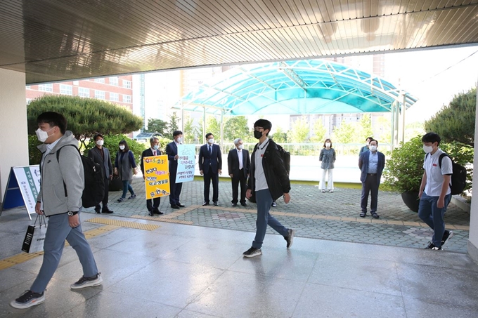 고3 등교수업 첫날인 20일 박종훈 경남교육감이 창원중앙고를 찾아 ‘건강한 학교생활을 응원해’라고 적힌 응원 피켓을 들고 학생들을 격려하고 있다. 경남교육청 제공